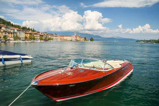 Gardasee Salo altes Riva-Holz-Boot Hafen Ausblick