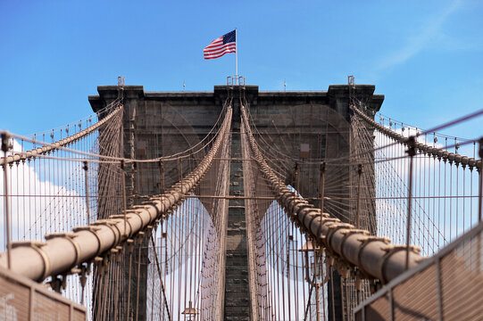 Fototapeta Brooklyn bridge with united states flag on top