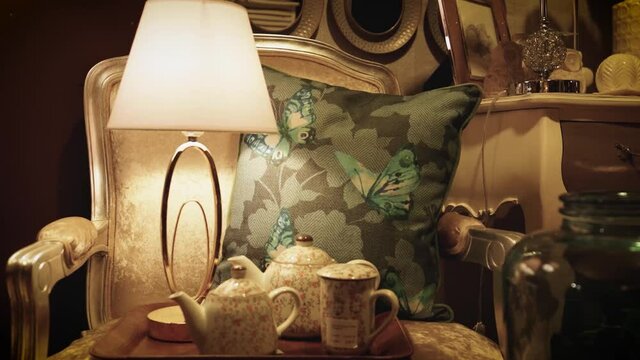 Sill&oacute;n vintage con l&aacute;mpara  y bandeja de caf&eacute;