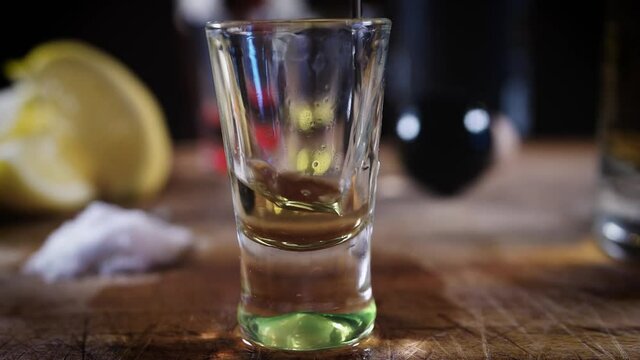 Primer plano chupito de tequila, lim&oacute;n y sal