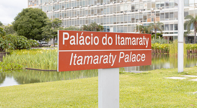 Palácio do Itamaraty - Ministério das Relações exteriores - MRE. Placa indicativa do Itamaraty. Brasília, Distrito Federal - Brasil. Projetado por Oscar Niemeyer. 