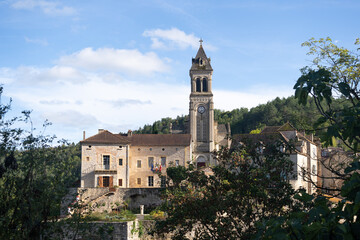 Fototapeta na wymiar Village d'Albas et son église, Lot, France