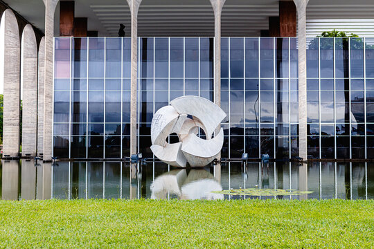 Pal&aacute;cio do Itamaraty - Minist&eacute;rio das Rela&ccedil;&otilde;es exteriores - MRE. Bras&iacute;lia, Distrito Federal - Brasil. Projetado por Oscar Niemeyer. A escultura chama-se "Meteoro" pelo artista Bruno Giorgi.