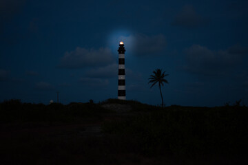 Farol em ilha distante conduz embarcações