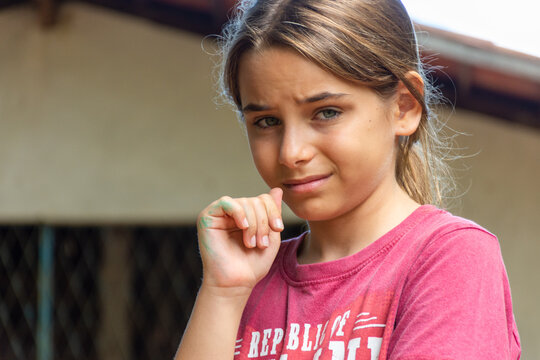 Menina chorando com medo