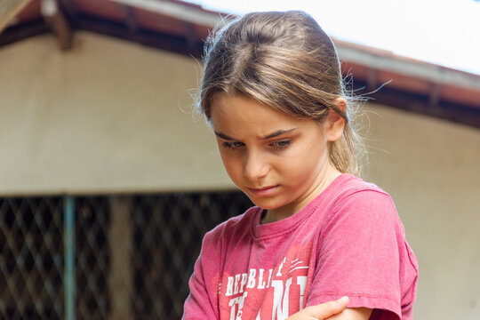 Menina chorando com medo