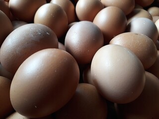 eggs on the table, chicken eggs on a black background, tumpukan telur ayam dalam keranjang