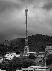 torre de telecomunicações na cidade em dia chuvoso