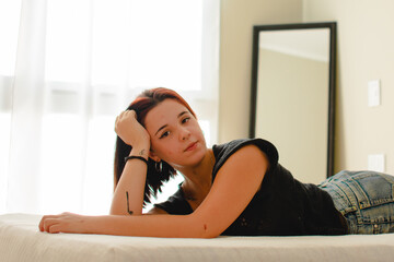 retrato de hermosa mujer posando en la cama de su habitación 