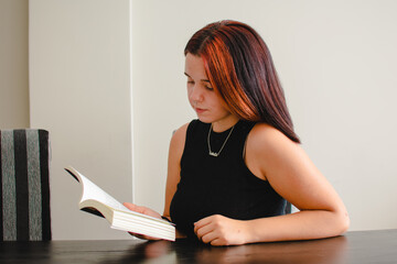 retrato de una chica leyendo un libro a la mañana en su casa 