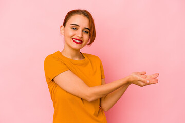 Obraz premium Young arab mixed race woman holding a copy space on a palm.