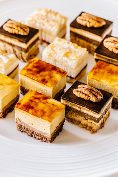 Mini cakes and cheesecakes