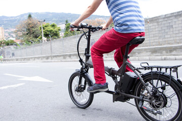 Obraz premium Man driving electric bike to work in medellin