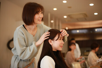 髪を切る美容師　イメージ