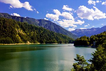 View of the Sylvenstein reservoir in the Upper Bavarian Isarwinkel (Sylvensteinstausee, Sylvensteinsee), which dams the river Isar. Iarwinkel, Isar Valley, Fall, Lenggries, Bavaria, Germany