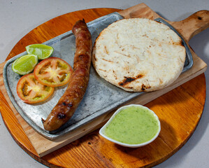 chorizo ​​with arepa and tomato