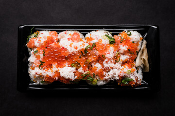 寿司 カニ サーモン いくらの巻き寿司 日本 横