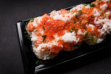 寿司 カニ サーモン いくらの巻き寿司 日本 横