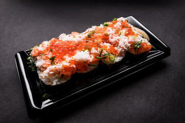 寿司 カニ サーモン いくらの巻き寿司 日本 横