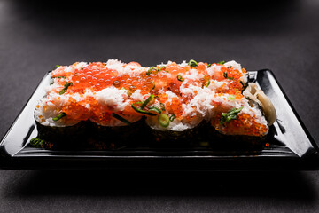 寿司 カニ サーモン いくらの巻き寿司 日本 横
