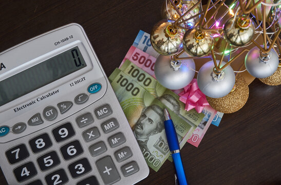 calculator with Chilean pesos at Christmas