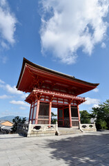 新緑の清水寺　仁王門　京都市