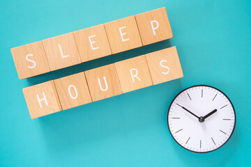 睡眠時間｜「SLEEP HOURS」と書かれた積み木ブロックと時計