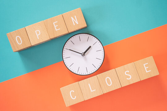営業開始時間、営業終了時間｜「OPEN（オープン）」「CLOSE（クローズ）」と書かれた積み木と時計