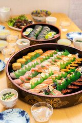 テーブルに並んだ料理と出前寿司