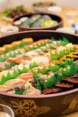 テーブルに並んだ料理と出前寿司