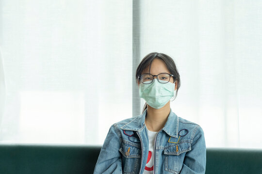An Asian tourist girl, takes a mask every time she does in her daily life.