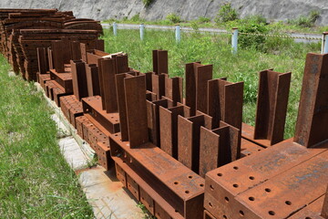 錆びついた建設用鋼材