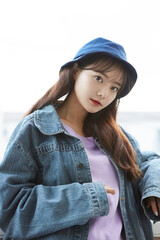 若い女性のストリートファッションポートレート