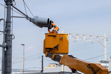 信号機を工事する作業員