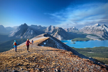 Gruppe von Menschen zu Fuß auf Felsen über dem See in den kanadischen Rocky Mountains. Spray-Lake-Park. Alberta. Kanada