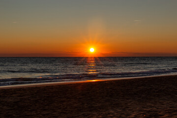 Naklejka premium Cloudless sunset over ocean. Natural colors.