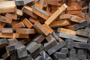 2色の積み上げられた木材