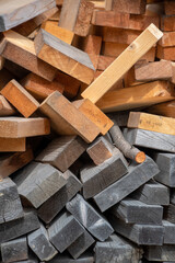 2色の積み上げられた木材