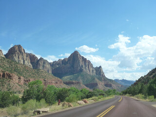 Naklejka premium Landscape view of the roads, cliffs and trees at Zion National Park on a sunny day