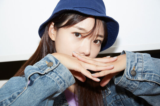 若い女性のストリートファッションポートレート