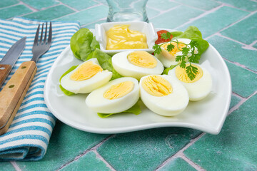 assiette d'oeufs durs et mayonnaise sur une table