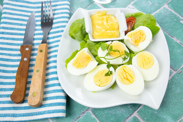 assiette d'oeufs durs et mayonnaise sur une table