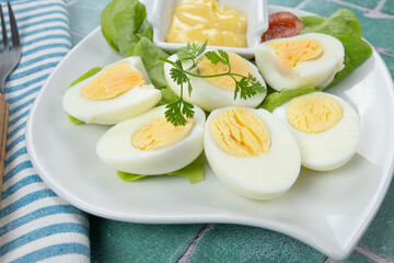 assiette d'oeufs durs et mayonnaise sur une table