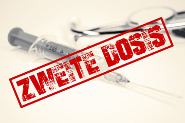 Spritze und zweite Dosis der Corona Virus Impfung