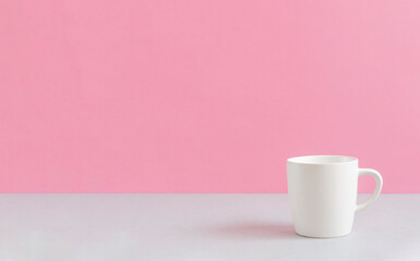 Mug on the table and pink wall. Simple style, drink, cute, blank material, rest, break time, drink time, coffee, etc. テーブルの上のマグカップとピンク色の壁。シンプルスタイル、ドリンク、かわいい、ブランク素材、休息、休憩時間、ドリンクタイム、コーヒーなど