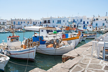 Boote im Hafen von Naoussa, Insel Paros, Kykladen, Griechenland