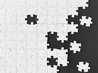 Naklejka premium White jigsaw puzzle on black background