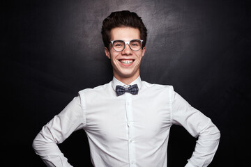 Obraz premium Cheerful clever man in nerd outfit and eyeglasses
