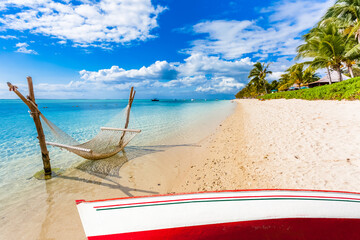 Barque et hamac sur plage paradisiaque du Morne, île Maurice 