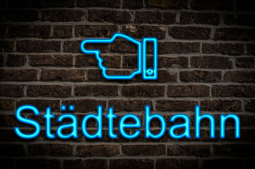 Fototapeta premium Leuchtreklame Städtebahn